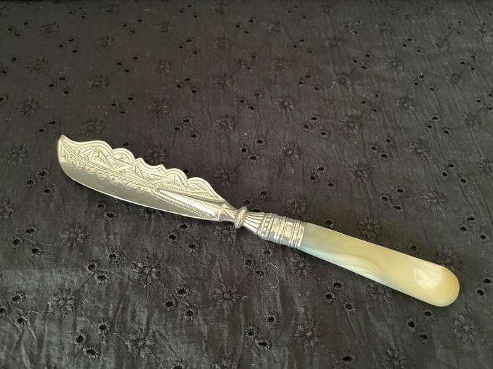 サマーセール中！✨純銀製　マザーオブパール　バターナイフ 純銀・マザーオブパール バターナイフ - アンティークと薔薇雑貨