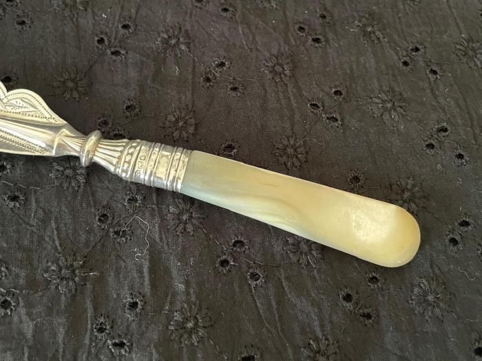 お値下げG 英国製一部純銀　1916年製マザーオブパールのナイフ　アンティーク お値下げG 英国製一部純銀 1916年製マザーオブパールのナイフ