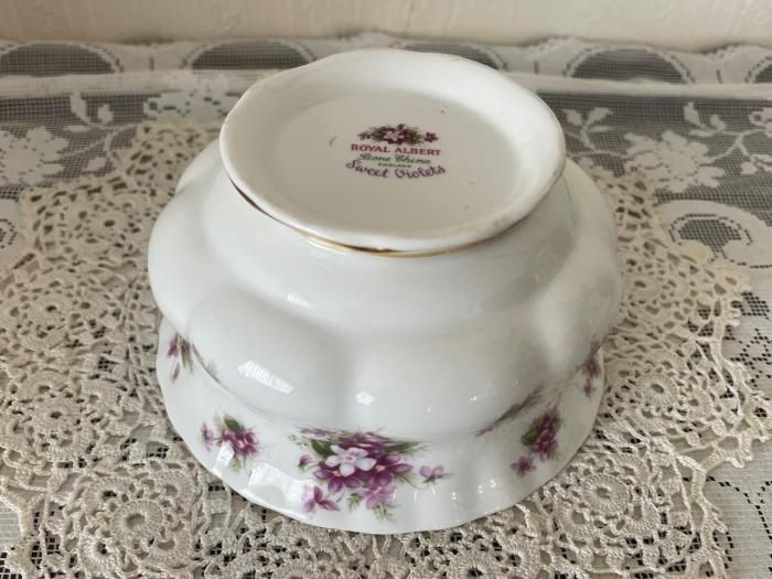 スイートバイオレット　フィギュリン　ロイヤルウースター　4413／9,500体 スイートバイオレット フィギュリン ロイヤルウースター 4413／9,500体