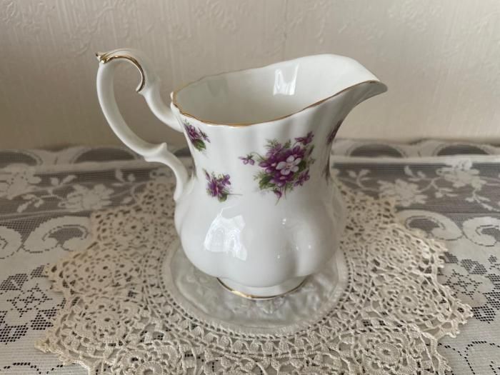 スイートバイオレット フィギュリン ロイヤルウースター 4413／9,500体