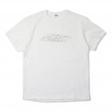 <img class='new_mark_img1' src='https://img.shop-pro.jp/img/new/icons10.gif' style='border:none;display:inline;margin:0px;padding:0px;width:auto;' />THE FABRIC BARBED WIRE TEE -white