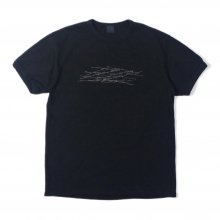 <img class='new_mark_img1' src='https://img.shop-pro.jp/img/new/icons14.gif' style='border:none;display:inline;margin:0px;padding:0px;width:auto;' />THE FABRIC BARBED WIRE TEE -black-