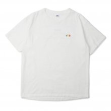 <img class='new_mark_img1' src='https://img.shop-pro.jp/img/new/icons14.gif' style='border:none;display:inline;margin:0px;padding:0px;width:auto;' />THE FABRIC BUS STOP TEE