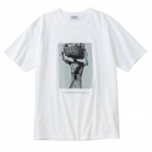 POET MEETS DUBWISE Carrying Girl Photo T-shirt -white-