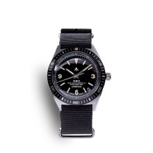 <img class='new_mark_img1' src='https://img.shop-pro.jp/img/new/icons8.gif' style='border:none;display:inline;margin:0px;padding:0px;width:auto;' />Naval Watch Produced By LOWERCASE FRXB002 Quartz NATO Strap -Black Dial-