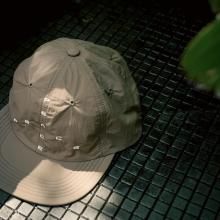 <img class='new_mark_img1' src='https://img.shop-pro.jp/img/new/icons15.gif' style='border:none;display:inline;margin:0px;padding:0px;width:auto;' />GARBAGE SOFT BRIM 6 PANEL CAP (BIG PEACE) -light olive-