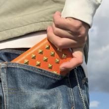 <img class='new_mark_img1' src='https://img.shop-pro.jp/img/new/icons15.gif' style='border:none;display:inline;margin:0px;padding:0px;width:auto;' />THE COLOR STUDS TRUCKER WALLET -orange-