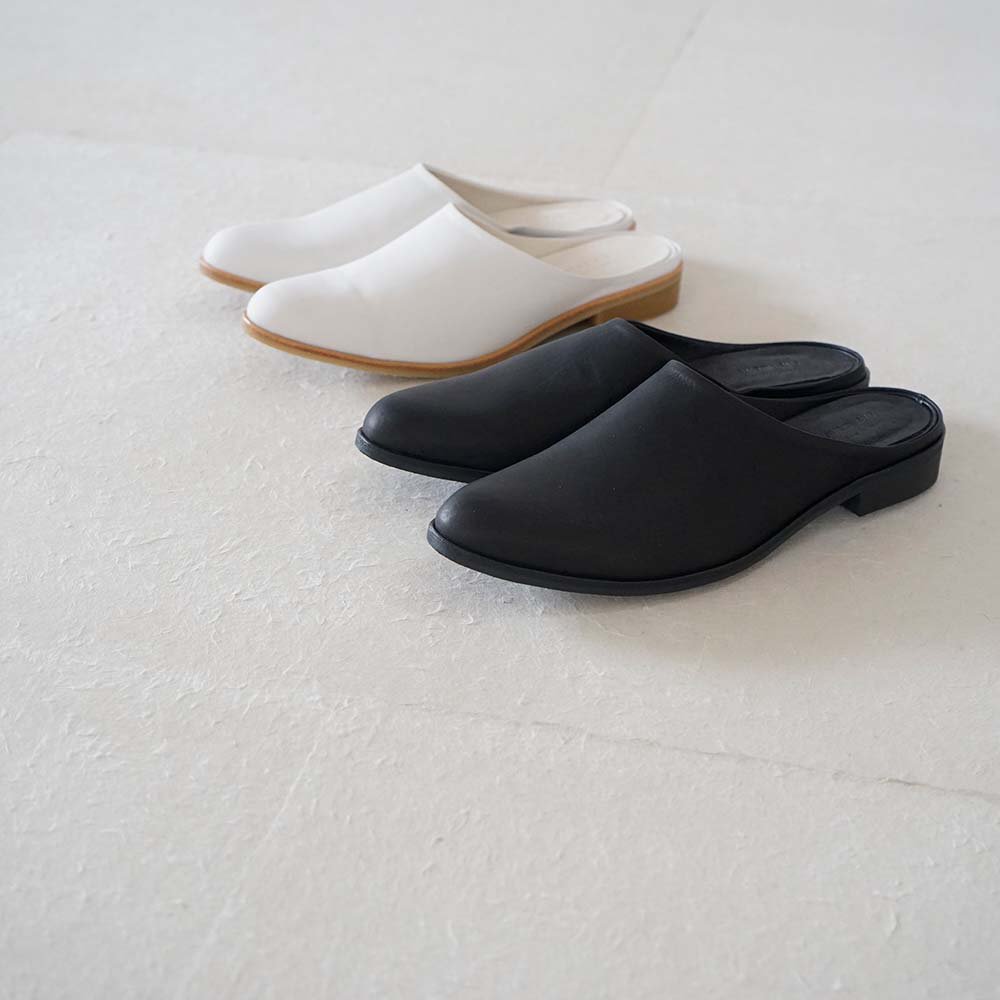 leather slip-on sandal<br>ecru.black<br>