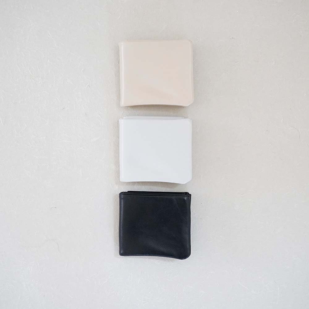 Light leather bifold wallet<br>Light beige.Light gray.Black<br>