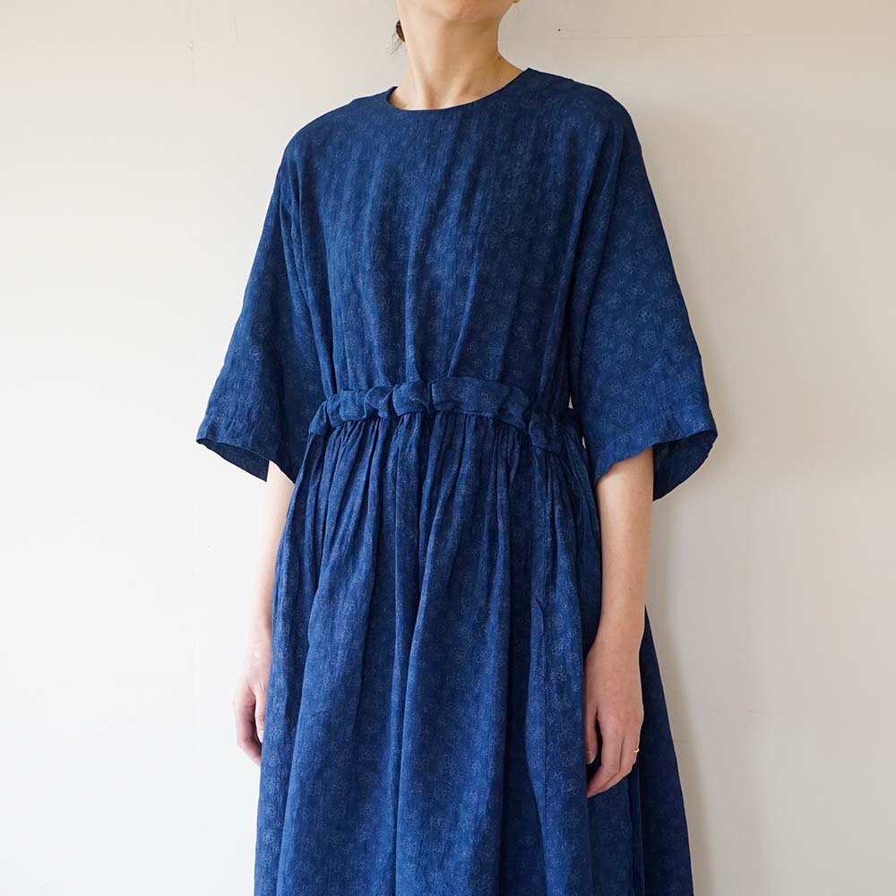 Old floral-patterned linen farmer dress<br>Ryukyu indigo<br>
