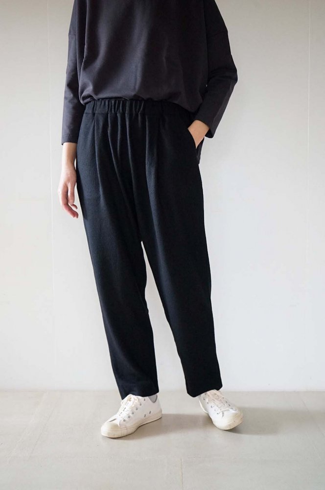 wool tuck pants<br>black<br>