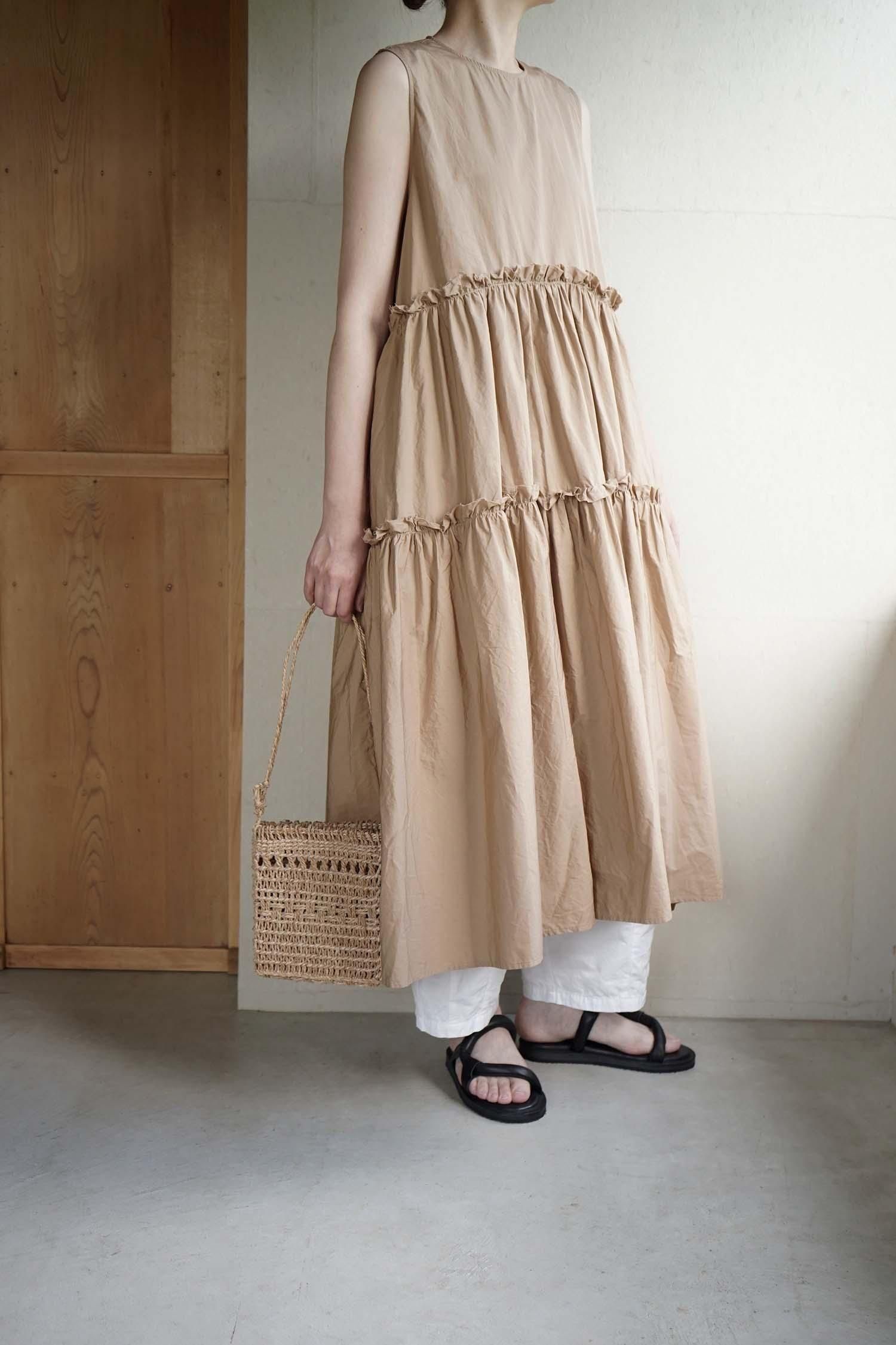 SWITCHING GATHER FRILL NO SLEEVE ONE PIECE<br>MAT BEIGE<br>