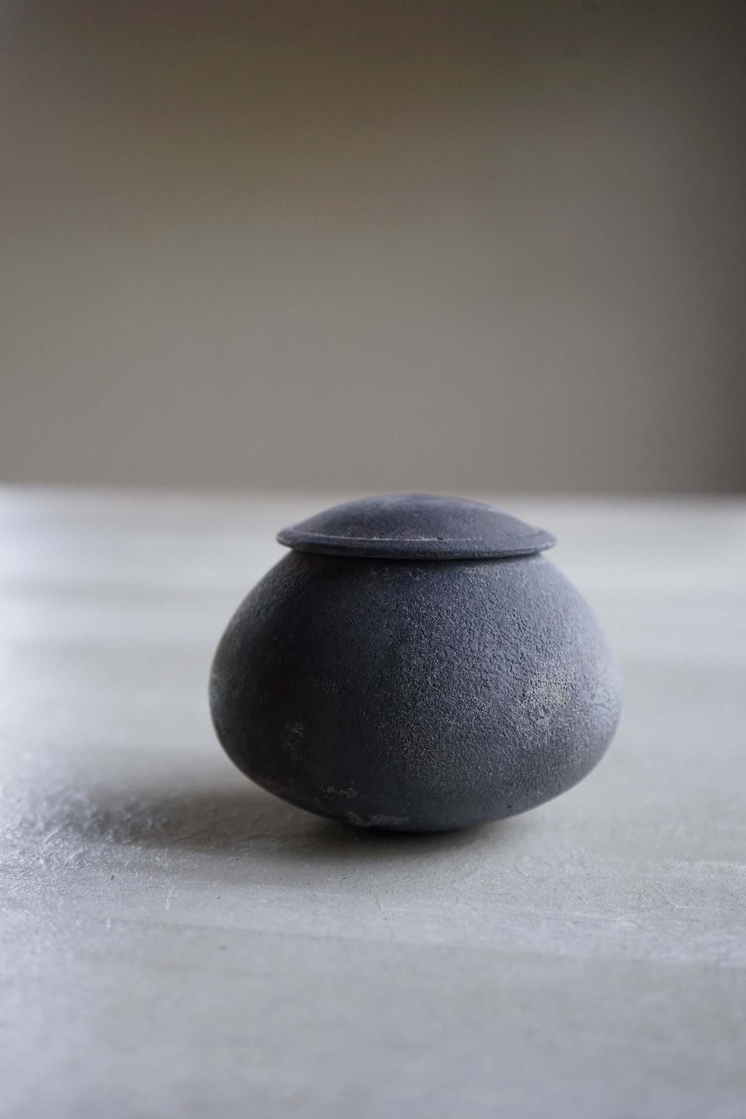 鏡原愛莉　蓋物　黒 鏡原愛莉