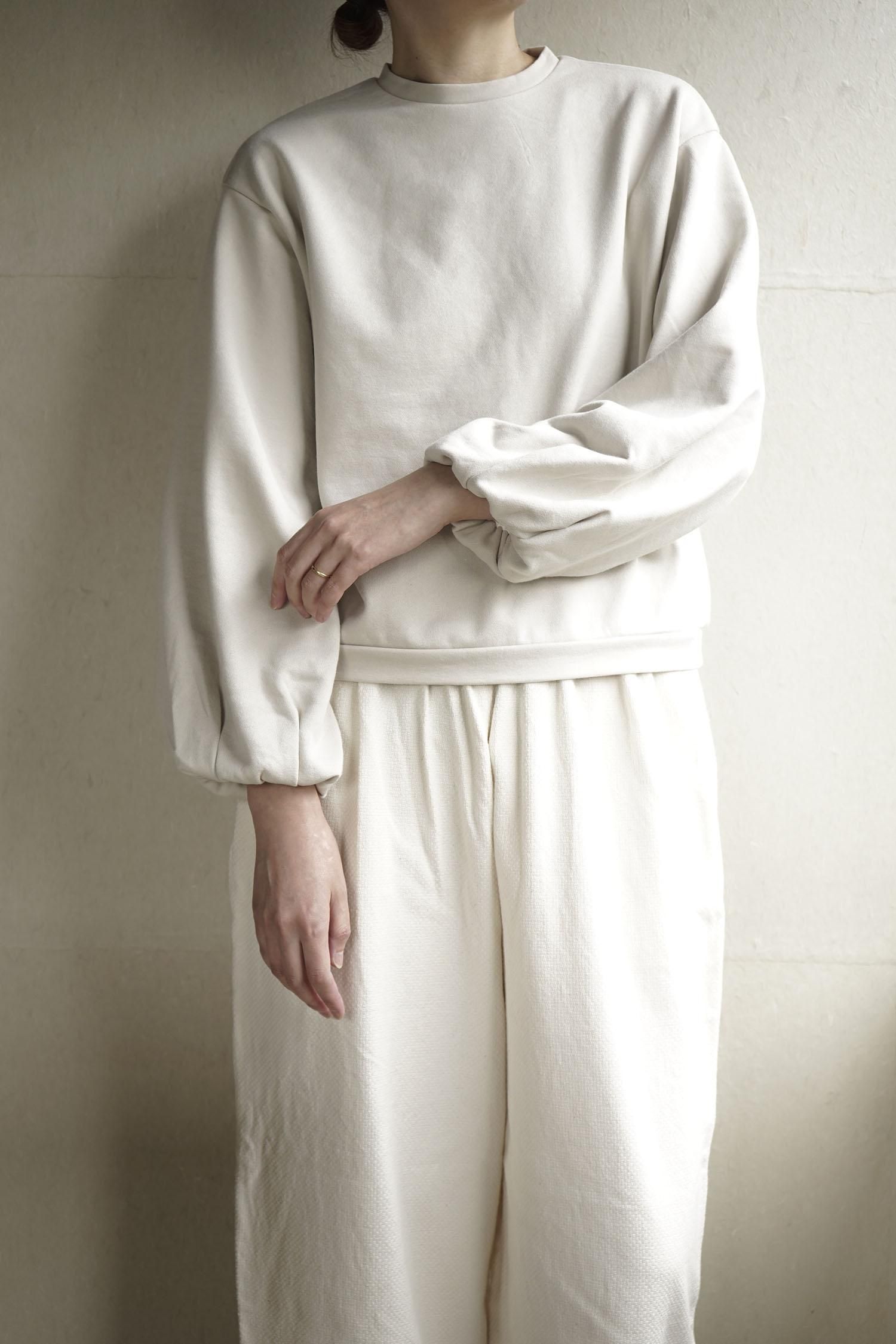 VOLUME SLEEVE PULL OVER<br>GREIGE . BLACK<br>