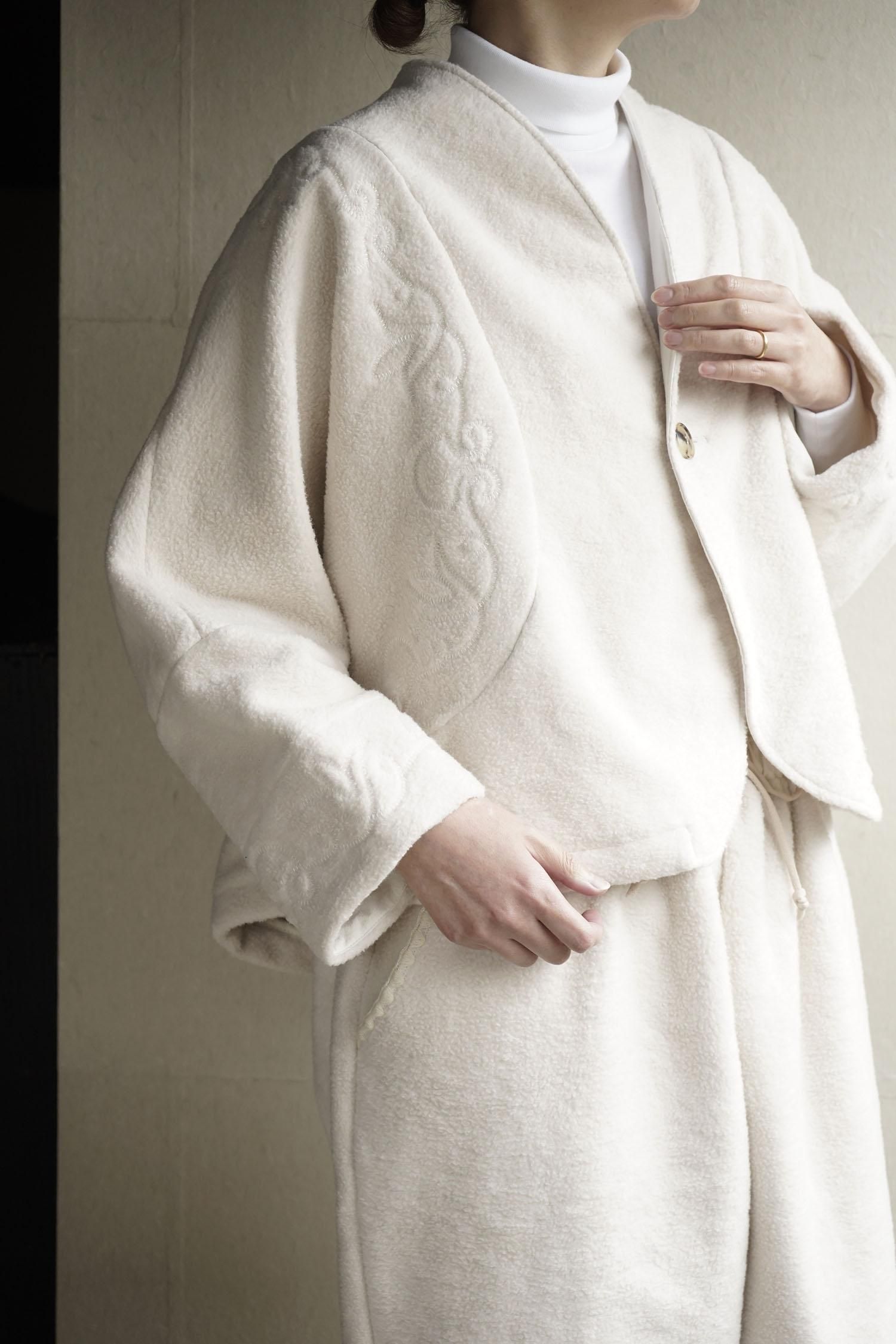 β Embroidery cocoon jacket<br>milk . black<br>