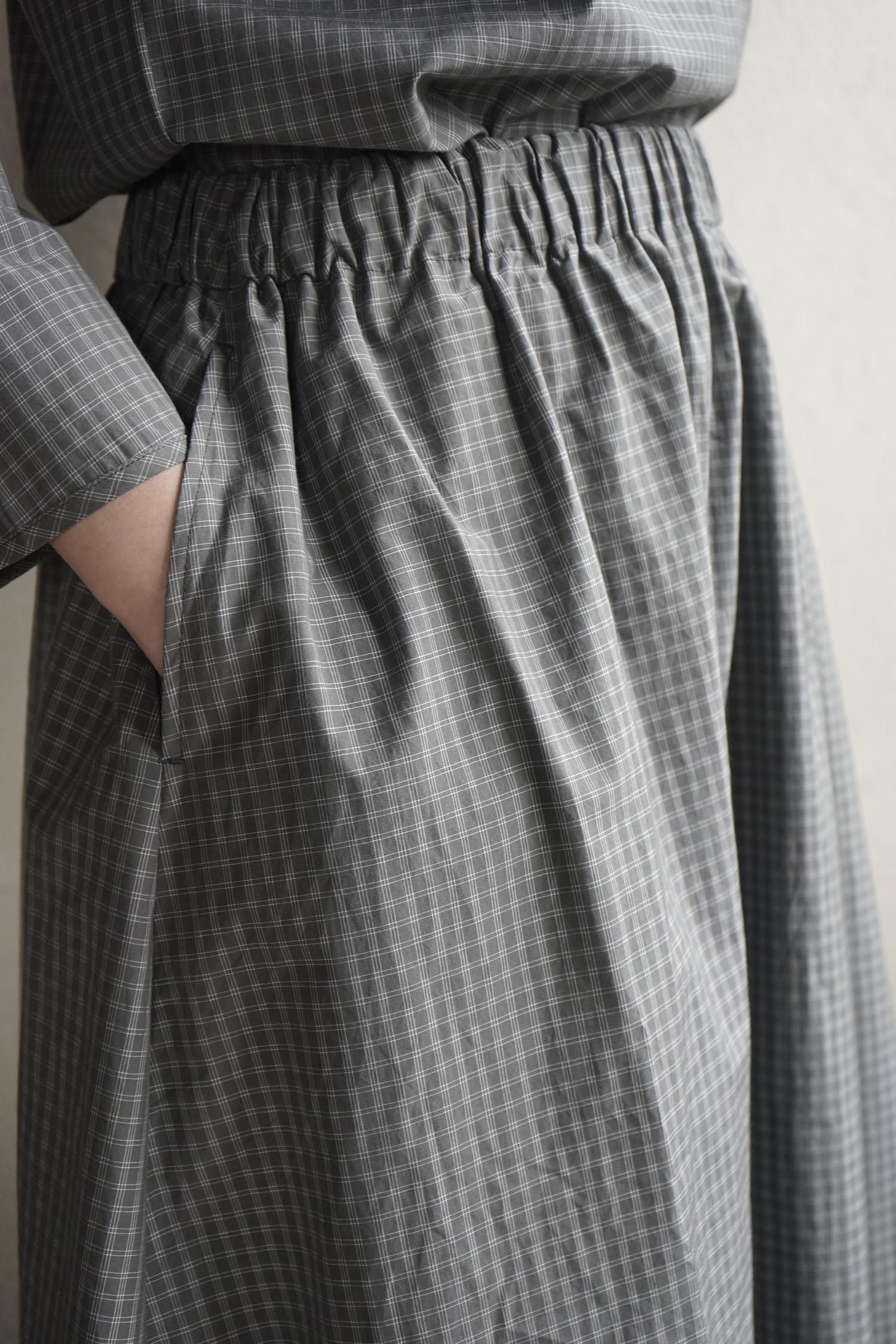 Check gather skirt<br>Charcoal gray<br>