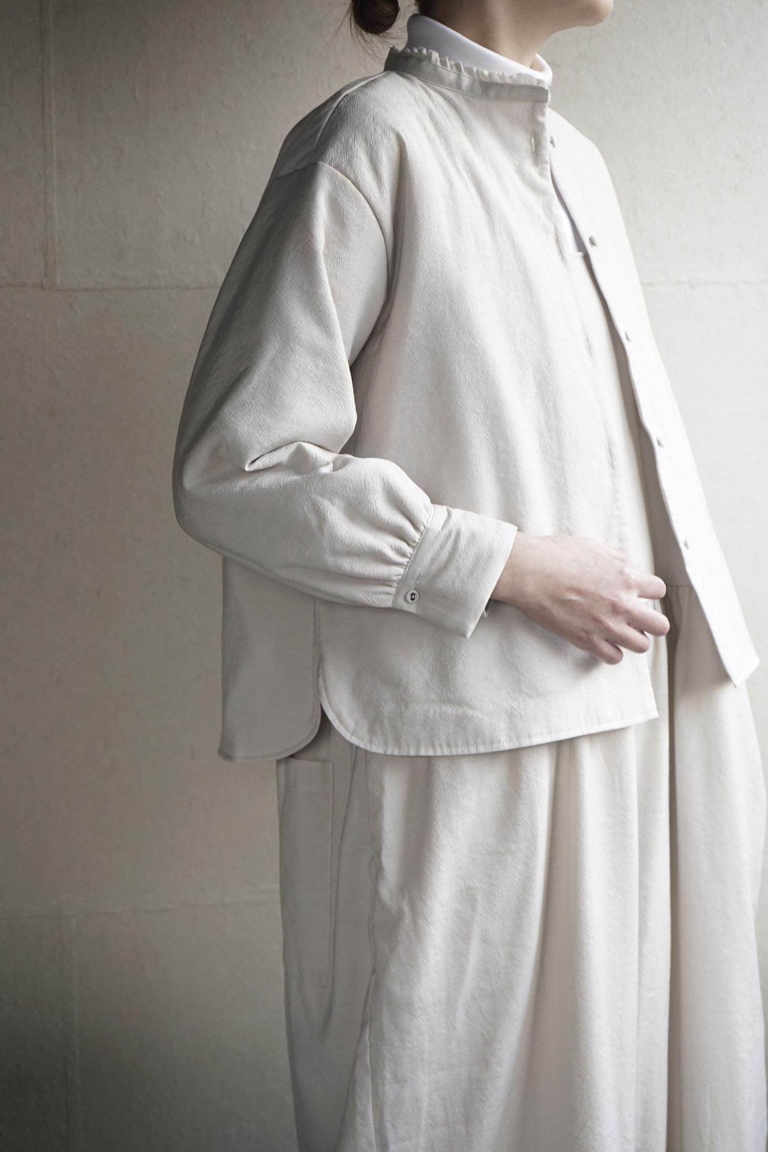 TINY FRILL COLLAR FILLING SHIRT JACKET<br>KINARI, BLACK<br>