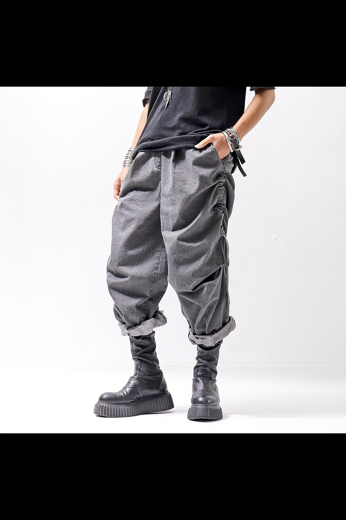 <img class='new_mark_img1' src='https://img.shop-pro.jp/img/new/icons8.gif' style='border:none;display:inline;margin:0px;padding:0px;width:auto;' />UNISEX SIDE STRING CODE PANTS 319/MM_DARK GREY WASH