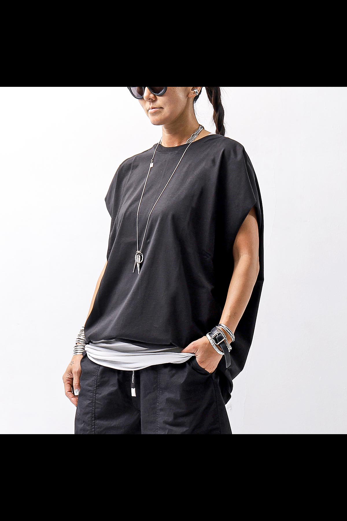 <img class='new_mark_img1' src='https://img.shop-pro.jp/img/new/icons8.gif' style='border:none;display:inline;margin:0px;padding:0px;width:auto;' />UNISEX OVERSIZED SLEVE-LESS TOP MTS787_BLACK