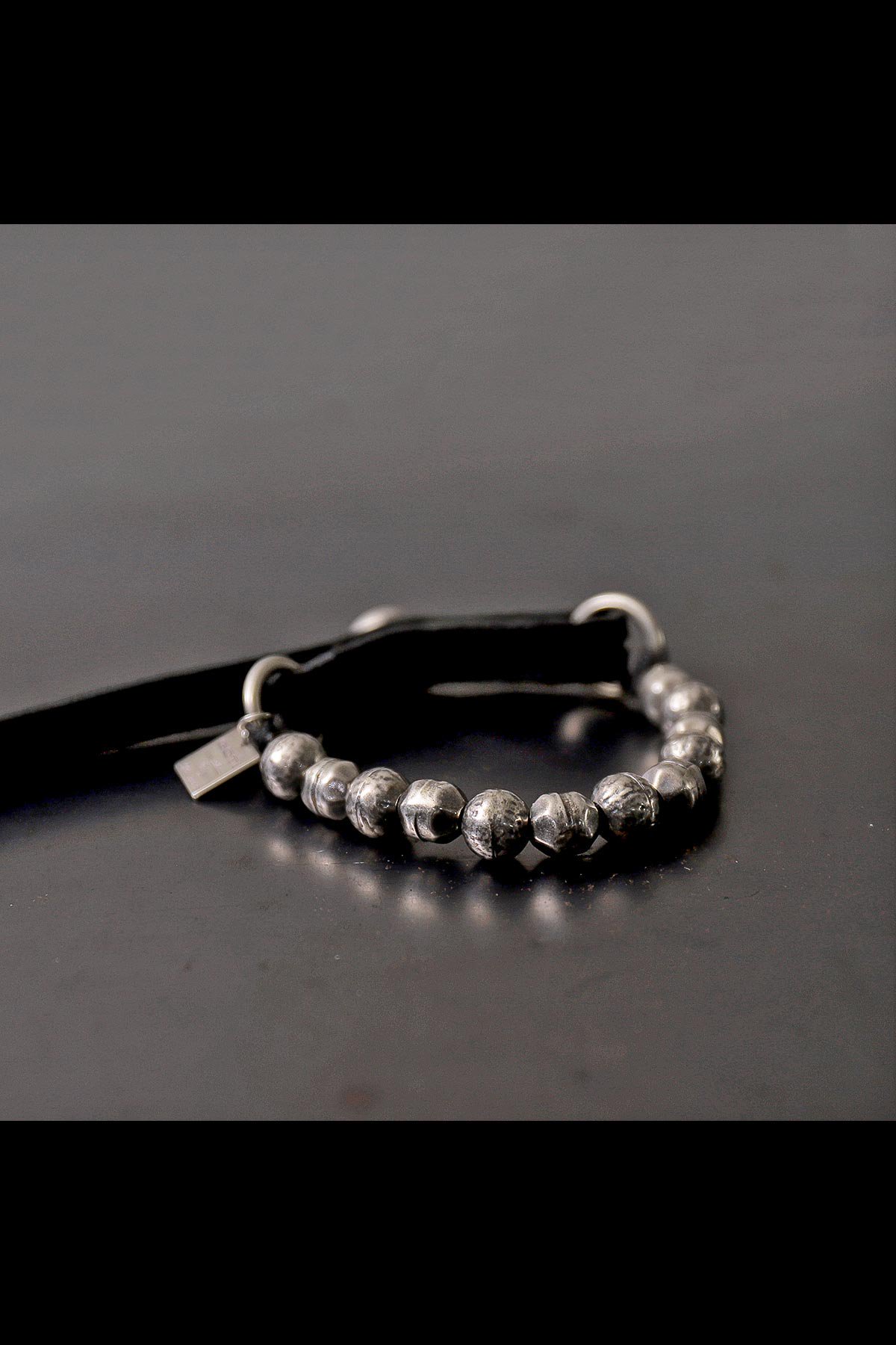 <img class='new_mark_img1' src='https://img.shop-pro.jp/img/new/icons8.gif' style='border:none;display:inline;margin:0px;padding:0px;width:auto;' />SILVER STONE BALLLEATHER BRACELET_BR2207