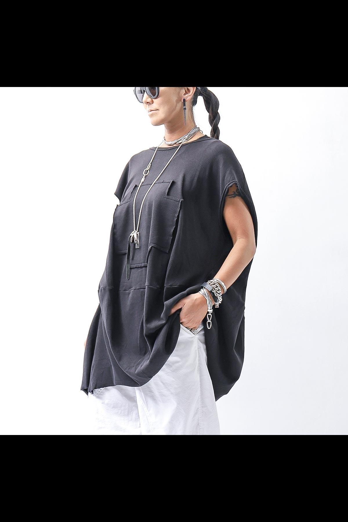 <img class='new_mark_img1' src='https://img.shop-pro.jp/img/new/icons8.gif' style='border:none;display:inline;margin:0px;padding:0px;width:auto;' />PLU ICON PATCH COTTON RIB BACK DRAPE TOP 5047_BLACK