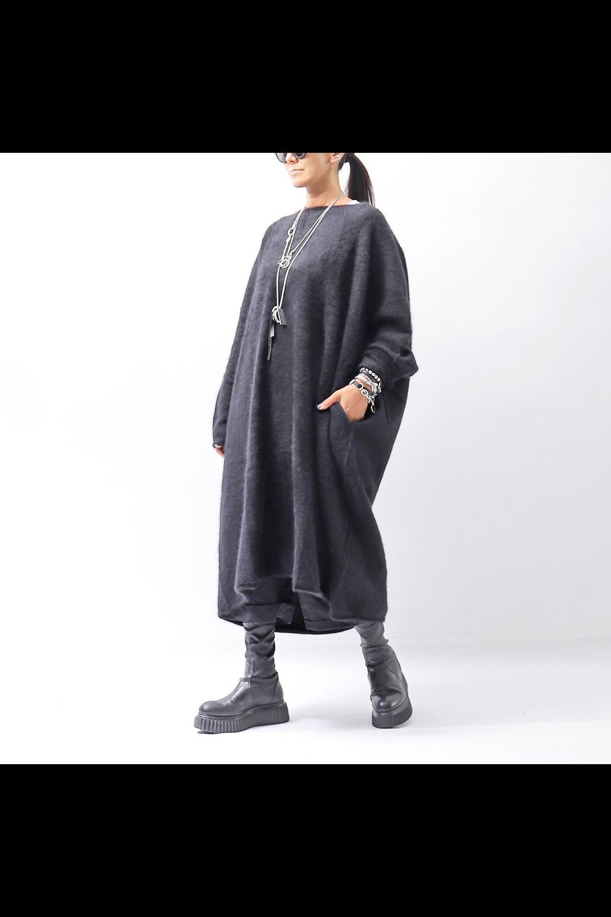 <img class='new_mark_img1' src='https://img.shop-pro.jp/img/new/icons8.gif' style='border:none;display:inline;margin:0px;padding:0px;width:auto;' />RACCOON COCOON KNIT DRESS_BLACK