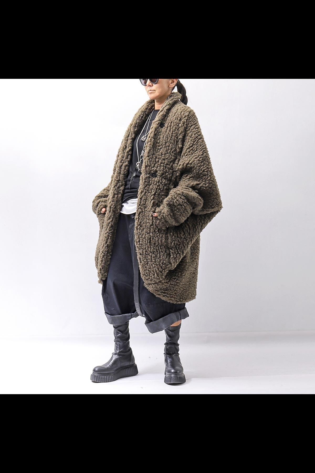 <img class='new_mark_img1' src='https://img.shop-pro.jp/img/new/icons8.gif' style='border:none;display:inline;margin:0px;padding:0px;width:auto;' />UNISEX OVERSIZED COCOON VIRGIN WOOL BOA KNIT CARDIGAN_KHAKI BROWN