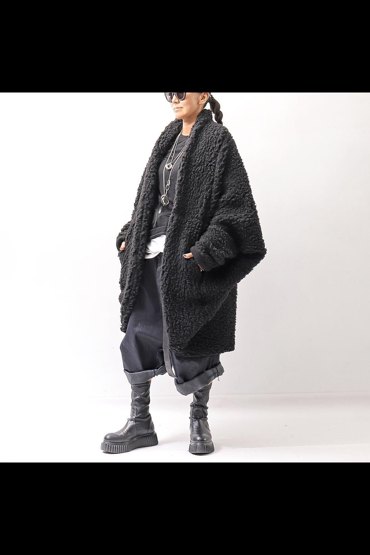<img class='new_mark_img1' src='https://img.shop-pro.jp/img/new/icons8.gif' style='border:none;display:inline;margin:0px;padding:0px;width:auto;' />UNISEX OVERSIZED COCOON VIRGIN WOOL BOA KNIT CARDIGAN_BLACK