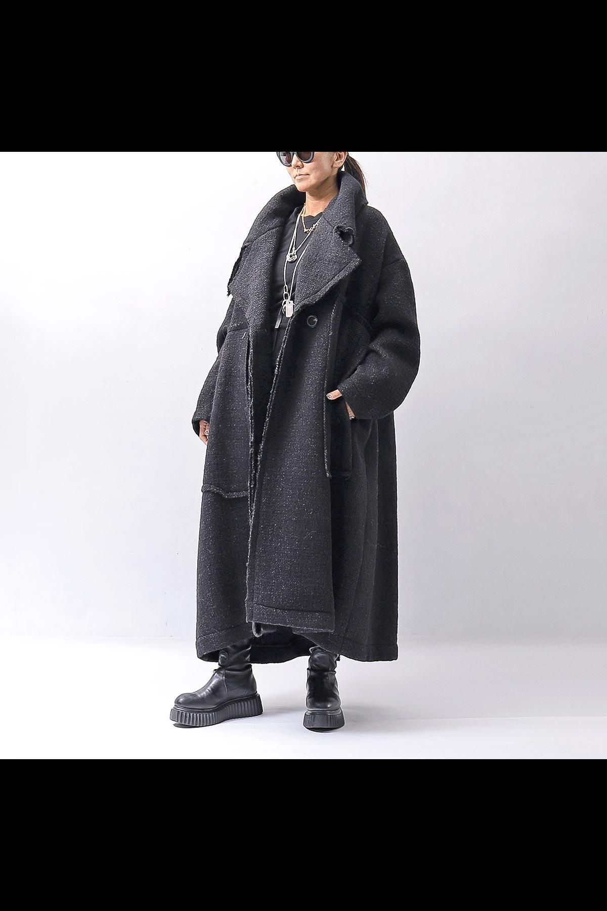 <img class='new_mark_img1' src='https://img.shop-pro.jp/img/new/icons8.gif' style='border:none;display:inline;margin:0px;padding:0px;width:auto;' />OVER SIZED BIG LAPEL LONG COAT_BLACK MEL