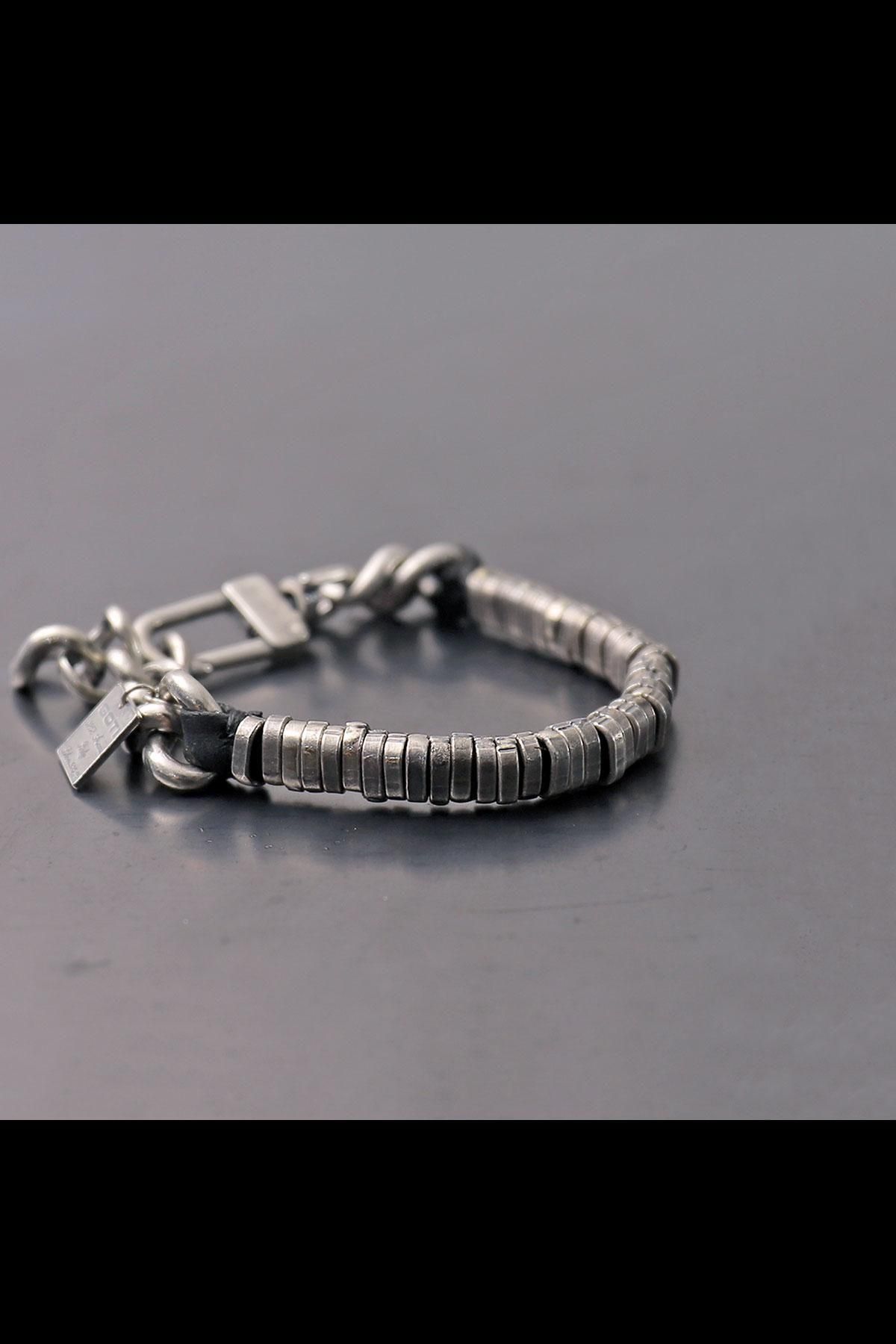 <img class='new_mark_img1' src='https://img.shop-pro.jp/img/new/icons8.gif' style='border:none;display:inline;margin:0px;padding:0px;width:auto;' />SILVER FLAT SQUARE BRACELET_BR2343