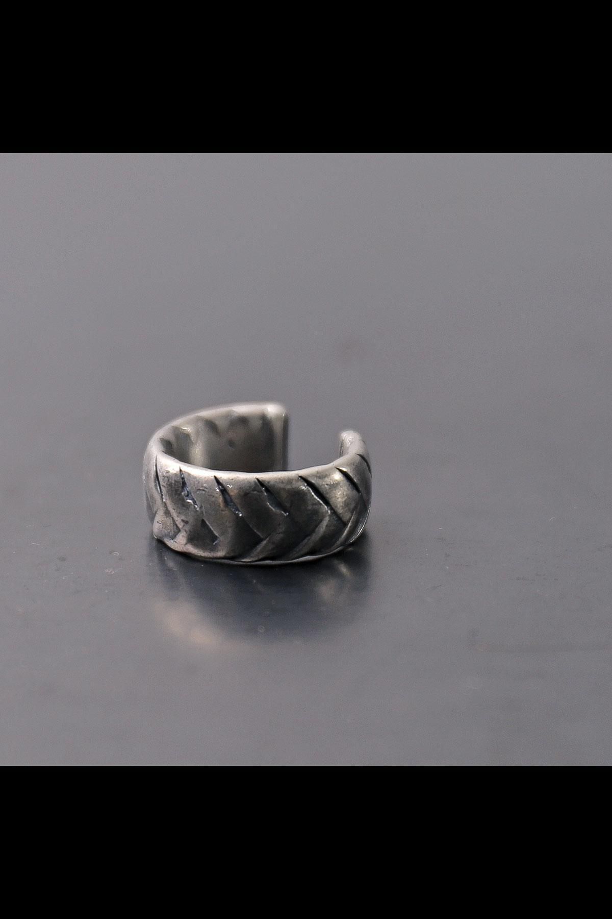 <img class='new_mark_img1' src='https://img.shop-pro.jp/img/new/icons8.gif' style='border:none;display:inline;margin:0px;padding:0px;width:auto;' />HERRINGBONE SILVER RING_AN1001
