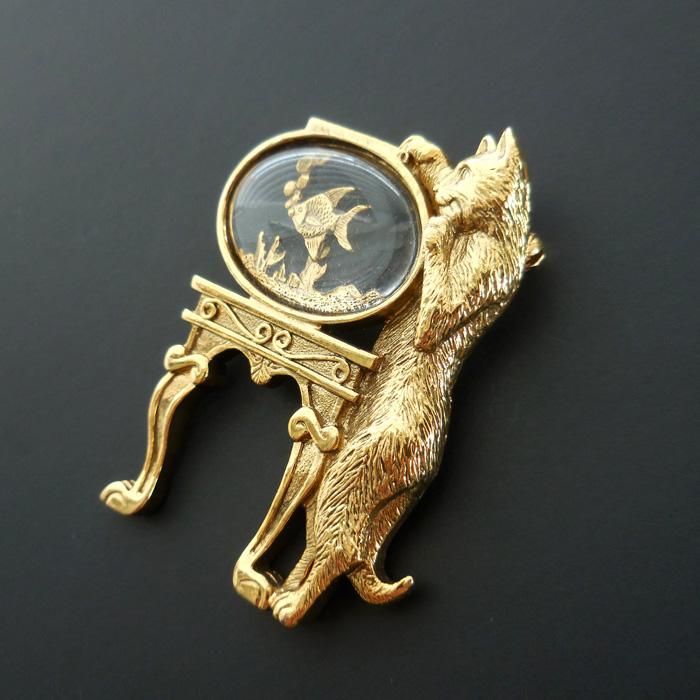 GOLD CROWN ゴールドクラウン 金魚鉢の上の猫 ブローチ