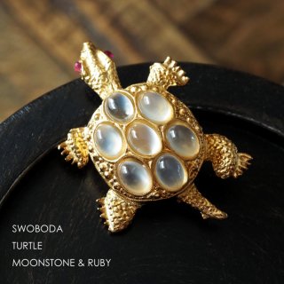 SWOBODA（スワボダ）☆天然石ムーンストーンとルビーの瞳  亀のヴィンテージ・ブローチ【デッドストック】