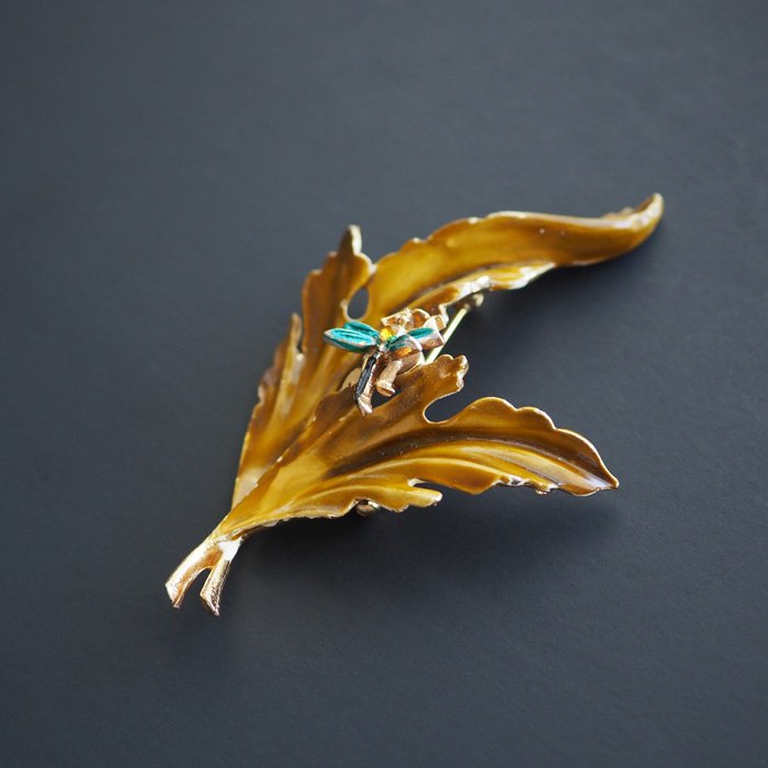 ART（アート）☆エナメル カーキブラウン ひるがえる1枚の葉と小さなトンボのヴィンテージ・ブローチ - Antique Voyage