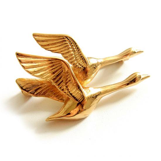 ヴィンテージ Krementz（クレメンツ）☆空にはばく金のガチョウ2羽の鳥のブローチ - Antique Voyage （アンティーク・ボヤージュ）