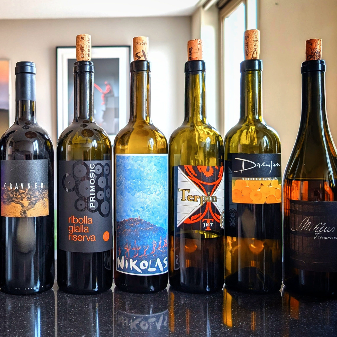 オレンジワインの哲学・フリウリの造り手がプロデュースする6本のオレンジワインが整然と並んでいる様子