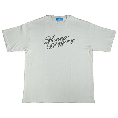 <img class='new_mark_img1' src='https://img.shop-pro.jp/img/new/icons20.gif' style='border:none;display:inline;margin:0px;padding:0px;width:auto;' />KEEP DIGGING TOUGHNESS BIG TEE (Grey)