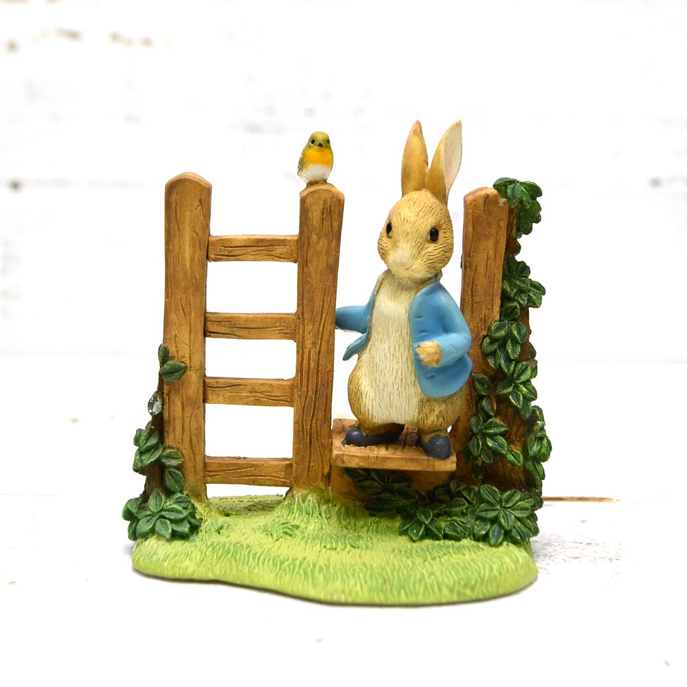 Enesco BP フィギュア（PETER RABBIT™ ON STILE FIGURINE）　A29835 　PR - ピーターラビットグッズ  公式オンラインショップ