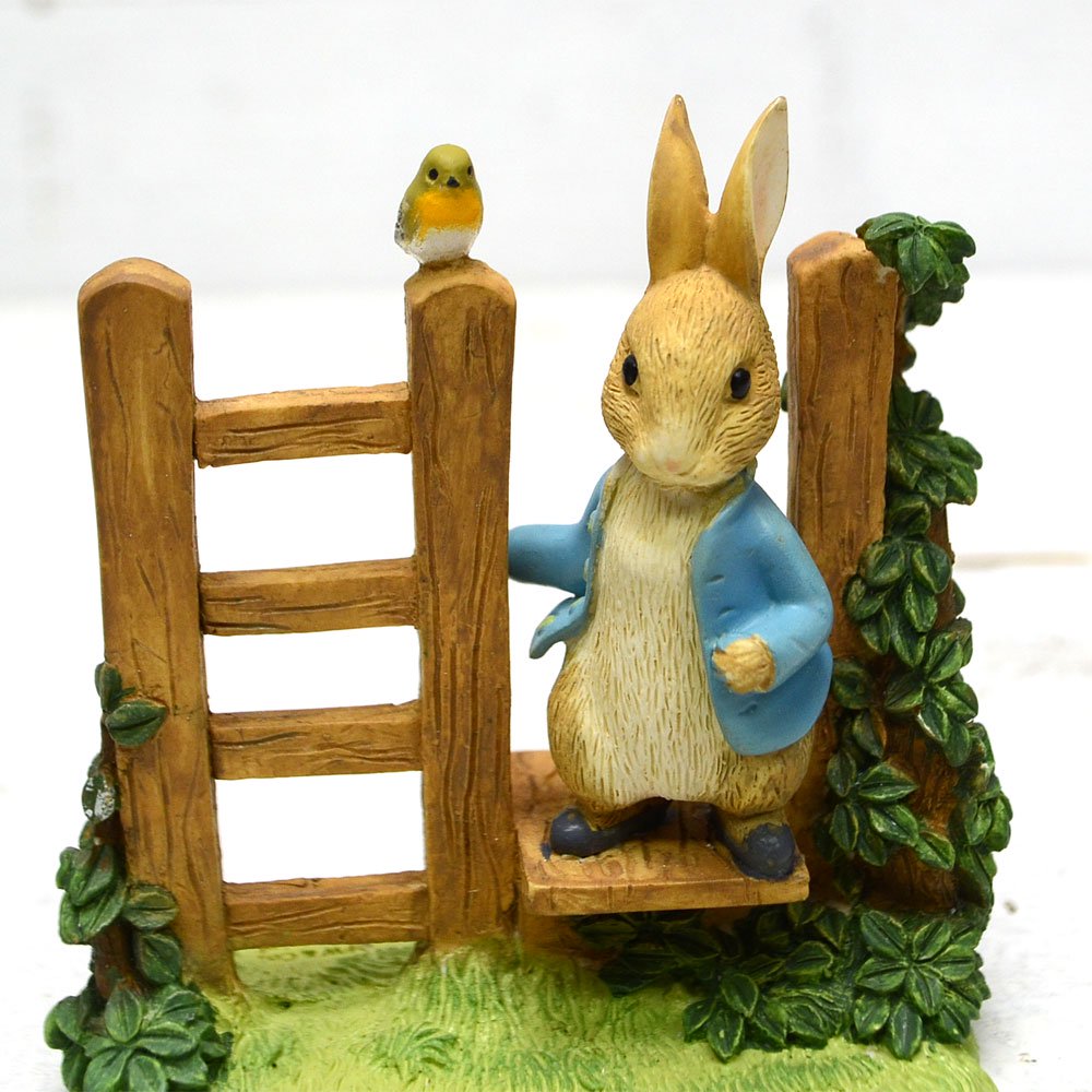 Enesco BP フィギュア（PETER RABBIT™ ON STILE FIGURINE） A29835 PR - ピーターラビットグッズ  公式オンラインショップ