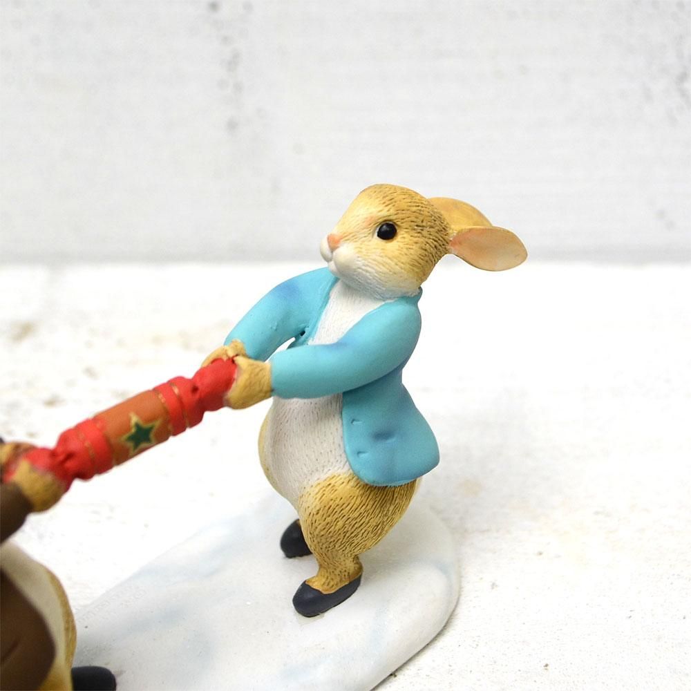 フィギュア（Peter Rabbit™ & Benjamin Pulling a Cracker）A30180　PR - ピーターラビットグッズ  公式オンラインショップ
