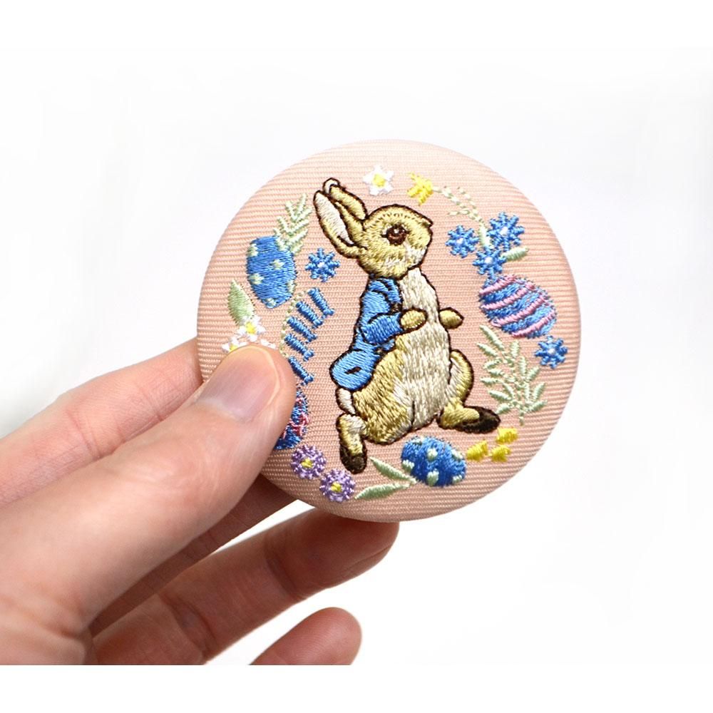 【2024】三越のお歳暮・冬ギフト 刺繍缶バッジ （サーモン） S02B1820 PR - ピーターラビット その他
