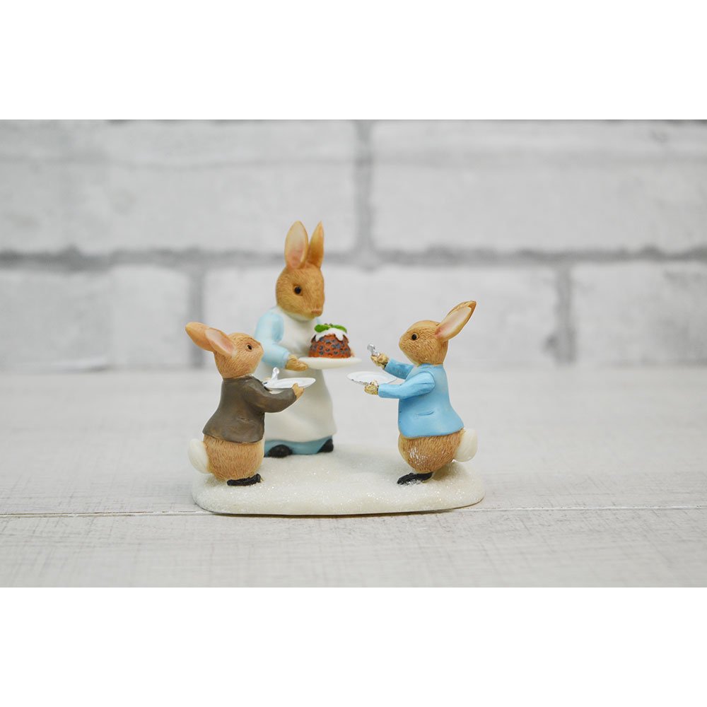 Mrs. Rabbit with a Christmas Pudding Figurine　A30255　PR - ピーターラビットグッズ  公式オンラインショップ