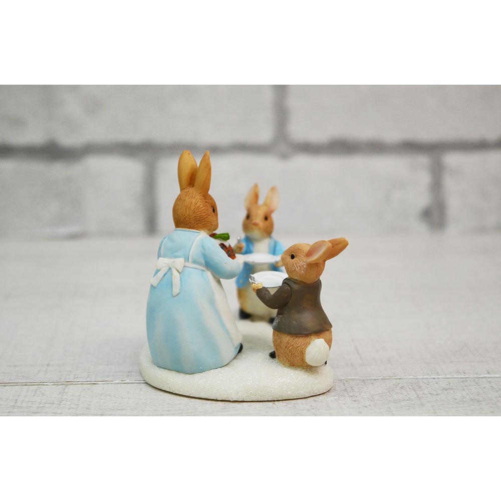 Mrs. Rabbit with a Christmas Pudding Figurine　A30255　PR - ピーターラビットグッズ  公式オンラインショップ