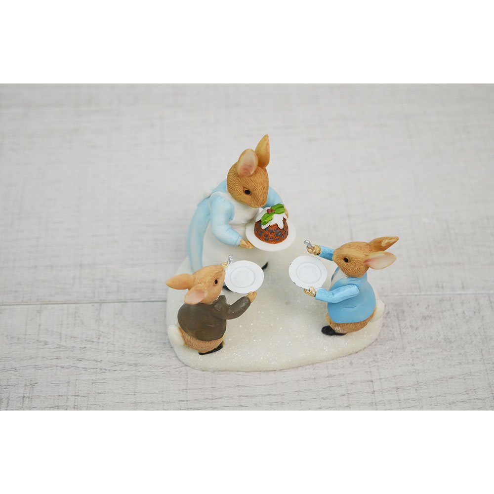 Mrs. Rabbit with a Christmas Pudding Figurine　A30255　PR - ピーターラビットグッズ  公式オンラインショップ