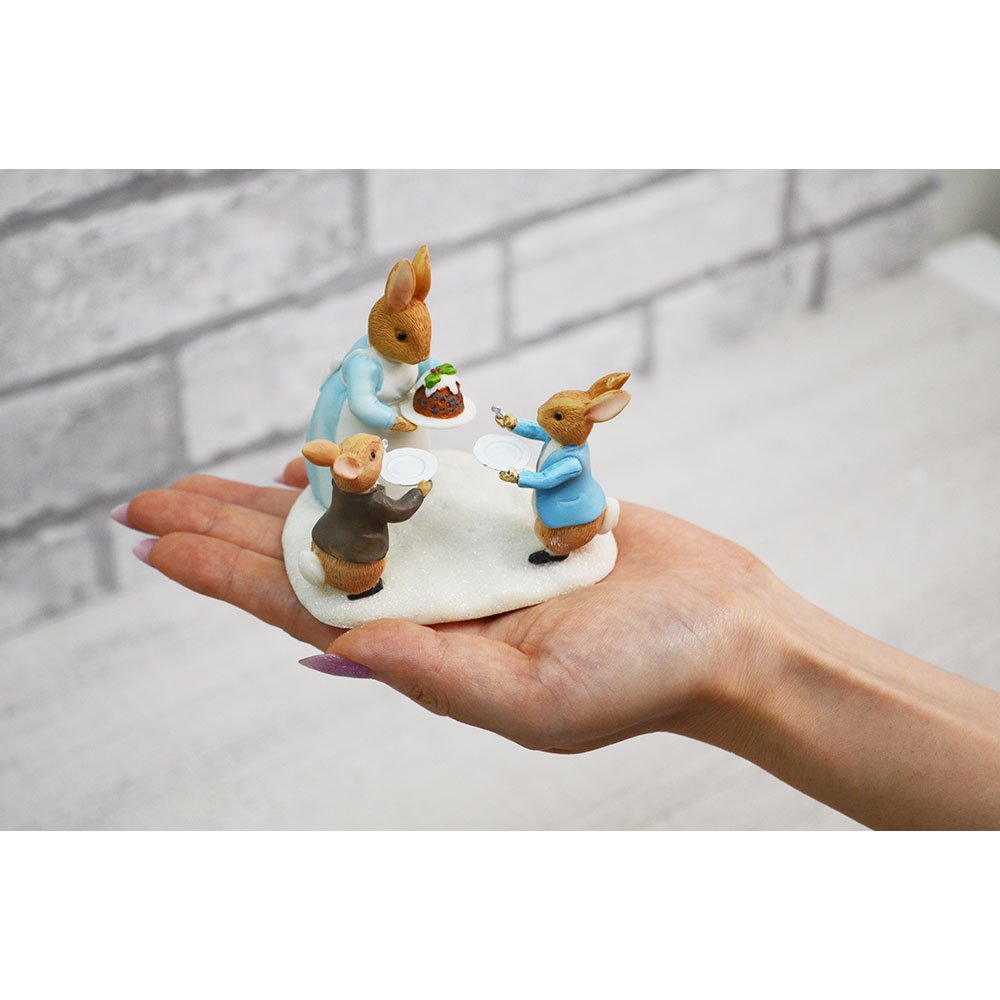 Mrs. Rabbit with a Christmas Pudding Figurine　A30255　PR - ピーターラビットグッズ  公式オンラインショップ