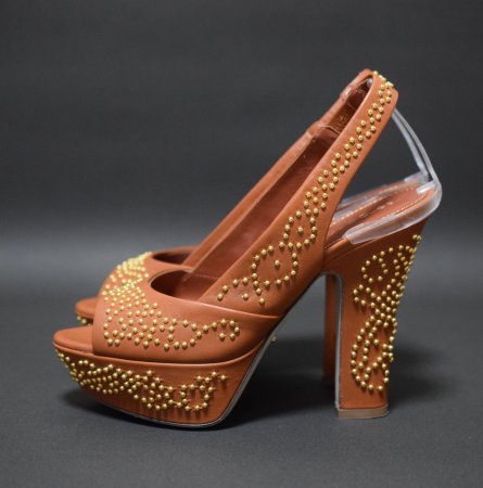 <img class='new_mark_img1' src='https://img.shop-pro.jp/img/new/icons50.gif' style='border:none;display:inline;margin:0px;padding:0px;width:auto;' />SERGIO　ROSSI　STUDS　SANDAL