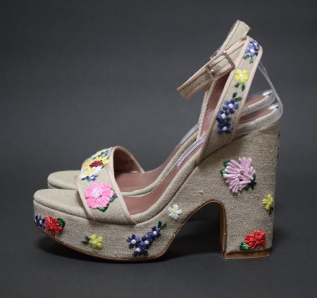 <img class='new_mark_img1' src='https://img.shop-pro.jp/img/new/icons50.gif' style='border:none;display:inline;margin:0px;padding:0px;width:auto;' />TABITHA SIMMONS　FLOWER　SANDAL