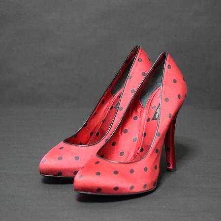 <img class='new_mark_img1' src='https://img.shop-pro.jp/img/new/icons50.gif' style='border:none;display:inline;margin:0px;padding:0px;width:auto;' />DOLCE&GABBANA　DOT　PUMPS　RED