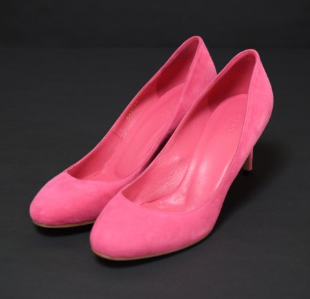 <img class='new_mark_img1' src='https://img.shop-pro.jp/img/new/icons50.gif' style='border:none;display:inline;margin:0px;padding:0px;width:auto;' />GUCCI　PINK　SUEDE　PUMPS