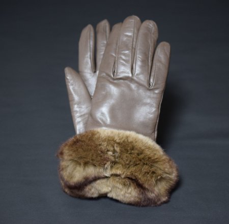 <img class='new_mark_img1' src='https://img.shop-pro.jp/img/new/icons50.gif' style='border:none;display:inline;margin:0px;padding:0px;width:auto;' />DI　CLASSE　FUR　GLOVES